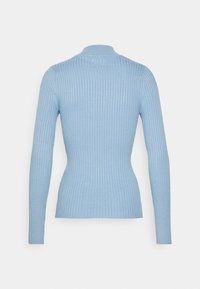 Pull en maille côtelée bleu clair à manches longues avec col montant, vu de dos sur fond blanc.
