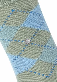 Calze blu chiaro e verdi a motivo argyle con lavorazione a maglia testurizzata, dotate di una piccola etichetta logata argentata e cuciture blu a contrasto.