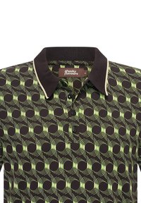 Camisa polo negra con un patrón circular verde, con cuello y tres botones negros. La tela tiene una textura suave.