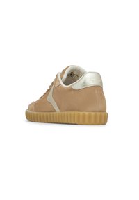 Sneaker in camoscio beige con un accento in argento metallico sul tallone e sul lato. Presenta una suola in gomma texturizzata e un design con punta rotonda.