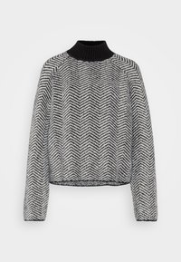 Černobílý svetr s kosočtvercovým vzorem, dlouhými rukávy a černým žebrovaným vysokým límcem na bílém pozadí.