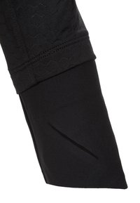 Svart atletisk långärmad topp med ett strukturerat hexagonmönster på överarmen och en ren, minimalistisk design på den nedre ärmen.