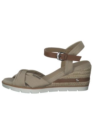 Beige sleehak sandaal met gedraaide voorband, bruine enkelriem met gesp, met jute bedekte hak en witte rubberen zool.