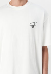 ARKK Copenhagen BOXY TEE UNISEX - Apdrukāts T-krekls - off white
