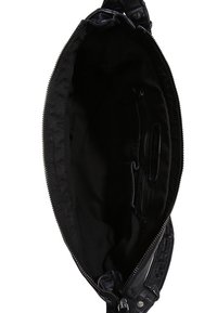 Musta nahkalaukku, vetoketjullinen aukko, kangasvuori ja kolme sisätaskua. Sileä pinta, pyöristetty muoto, hillityt metallikoristeet.