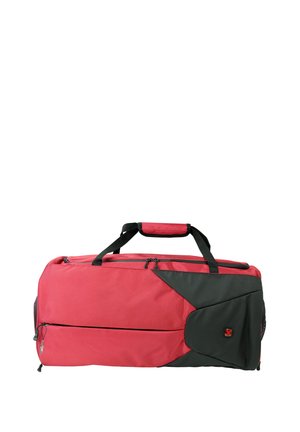 Sac de sport rouge et noir en tissu durable, avec une poche zippée, des poignées de transport en haut et des accents de design angulaires.