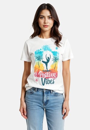 Weißes Baumwoll-T-Shirt mit einem bunten grafischen Design, das eine Tänzersilhouette, Palmen und den Text "Positive Vibes" in fetter Schrift zeigt.
