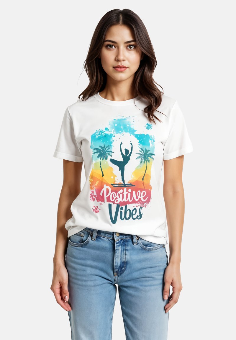 Witte katoenen t-shirt met een kleurrijk grafisch ontwerp, inclusief een silhouet van een danser, palmbomen en de tekst "Positive Vibes" in vette letters.