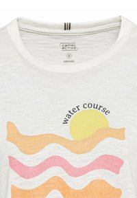Witte organische katoen t-shirt met ronde halslijn. Het ontwerp aan de voorkant bevat golvende patronen in oranje, roze en geel met "waterloop" erboven.