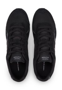 Μαύρα αθλητικά παπούτσια από δίχτυ και σουέντ, με υφή στην επάνω επιφάνεια, κορδόνια, επενδυμένο κολάρο και λογότυπο στη γλώσσα.