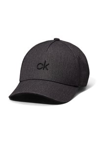 Căciulă neagră cu vizieră curbată, realizată dintr-un material texturat. Prezintă un logo brodat "ck" pe față, cu construcție din șase panouri.