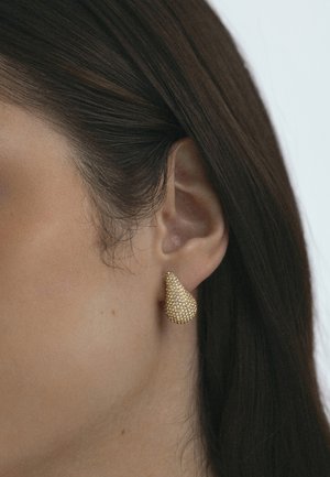 Mockberg, PAVÉ DARING EARRINGS - Ohrringe - gold-coloured