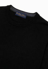 Maglione nero con scollatura a girocollo, caratterizzato da una superficie liscia. Il colletto interno è grigio. L'etichetta riporta "Rowers Brothers, Fondata nel 1820."