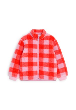 Veste zippée en polaire pour enfant à motif à carreaux rouges et roses, manches longues, col montant et poignets roses, disposée à plat sur fond blanc.