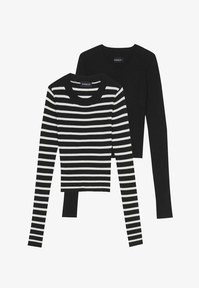 Haut à manches longues noir côtelé et haut côtelé noir et blanc à rayures, tous deux avec des encolures rondes et un design ajusté.