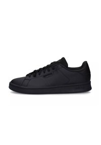 Sorte låg-top Adidas sneakers med snørebånd og polstret krave, sidelogo og gummisål på hvid baggrund.