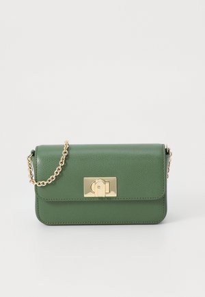 Sac bandoulière en cuir vert avec bandoulière chaîne dorée et fermoir rectangulaire doré à bouton rotatif sur le rabat avant.
