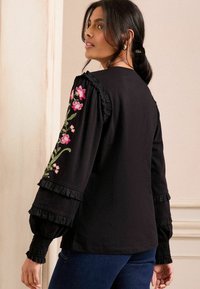 Love & Roses REGULAR FIT - EMBROIDERED FRILL - Hosszú ujjú felső - black
