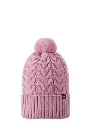 Różowa dziana czapka z pomponem na górze, z dziewiarskim wzorem w warkocze i ściągaczem. Mała metka z logo po boku.