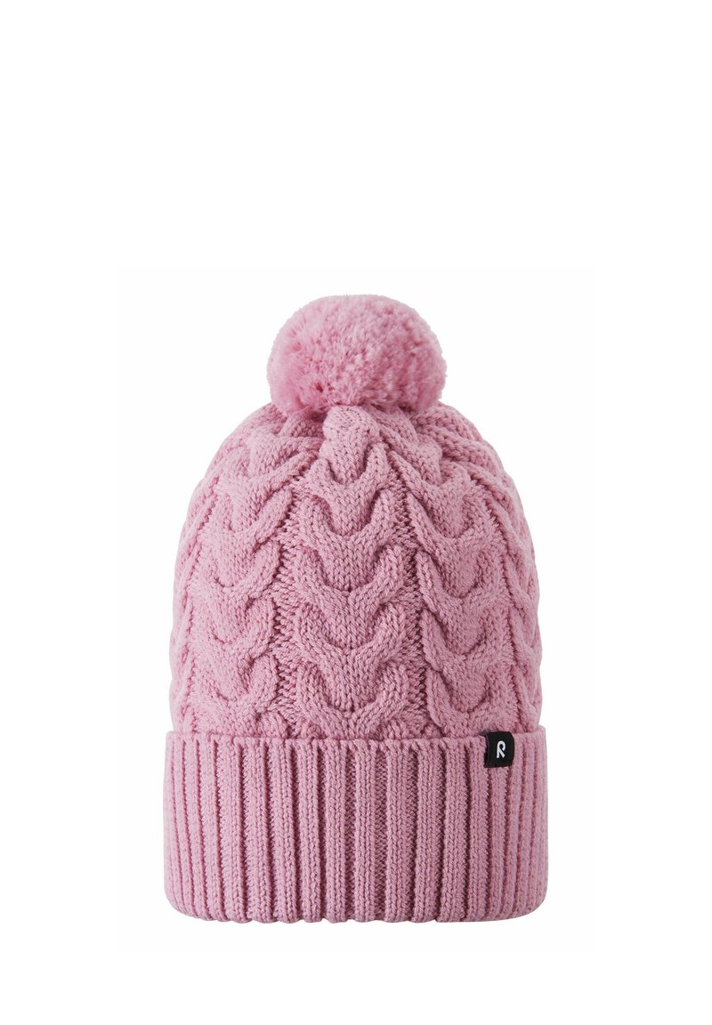 Różowa dziana czapka z pomponem na górze, z dziewiarskim wzorem w warkocze i ściągaczem. Mała metka z logo po boku.