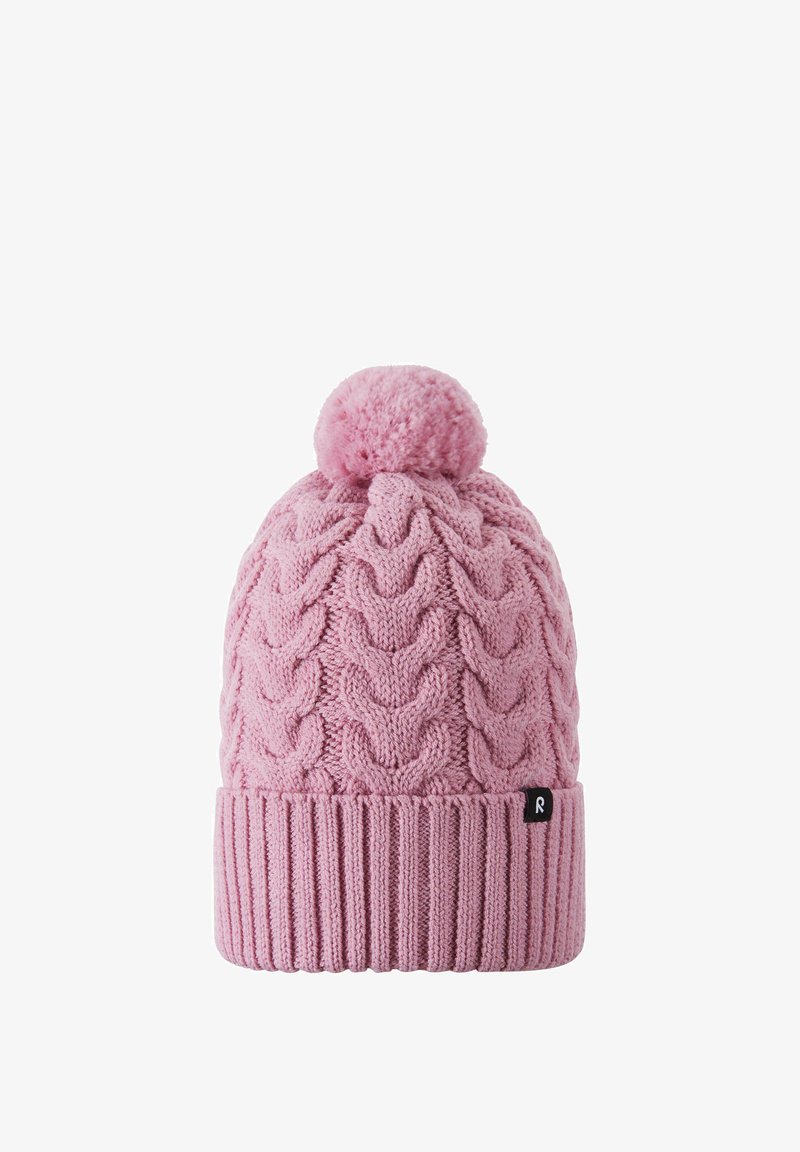 Różowa dziana czapka z pomponem na górze, z dziewiarskim wzorem w warkocze i ściągaczem. Mała metka z logo po boku.