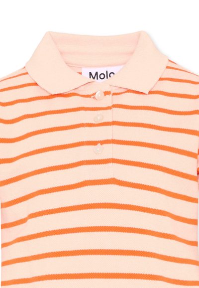 Polo rose pâle avec des rayures horizontales orange, trois boutons blancs et un col pointu.