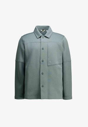 Chaqueta tipo camisa en un color verde apagado, hecha de una tela suave. Presenta un cuello, botones en la parte frontal y un bolsillo en el pecho. Textura suave.