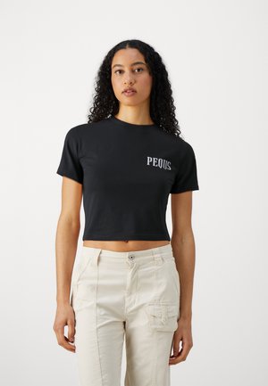 Czarny krótkotali t-shirt z krótkimi rękawami i białym napisem "PEQUS" z lewej strony. Gładka tkanina, dopasowany krój.