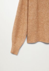 Maglione lavorato a maglia in marrone chiaro, caratterizzato da una vestibilità rilassata, maniche ampie e polsini e orlo a coste. Tessuto morbido e testurizzato con variazioni sottili.