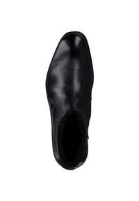 Botín negro de piel con punta afilada, forro interior suave, detalle de cremallera lateral y acabado liso y brillante.