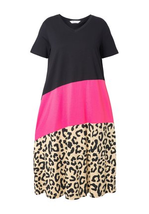 Zwarte jurk met korte mouwen, een roze middelstuk en een rok met luipaardpatroon. De jurk heeft een V-halslijn en een uitlopende zoom.