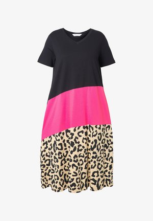 Černé šaty s krátkým rukávem, růžovým středem a sukní s leopardím potiskem. Šaty mají výstřih do V a rozšířený lem.