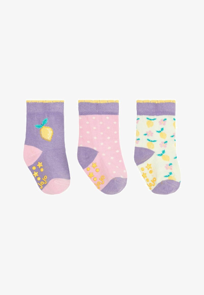 Setti kolmea värikästä sukkaa: violetti sitruunakuviolla, vaaleanpunainen valkoisilla pisteillä ja kerma valkoisella hedelmäkuviolla. Ribbipäät, puuvillasekoitetta.