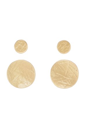 Guldtonede metaløreringe med to sæt cirkulære former, en større og en mindre, med en tekstureret, mat finish.