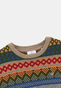 Pull en tricot avec un col rond. Présente des motifs géométriques multicolores dans les tons de vert, bleu, orange et rouge. Texture douce.