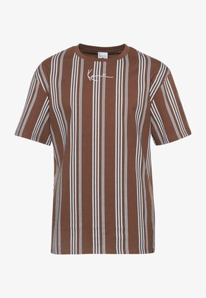 Brun bomull T-skjorte med vertikale hvite striper, med rund hals og korte ermer. Inkluderer en liten hvit logo på brystet.