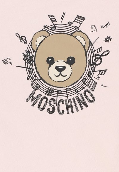 Volto di un orsetto circondato da note musicali e righe del pentagramma, con la parola "MOSCHINO" sotto su uno sfondo rosa chiaro.