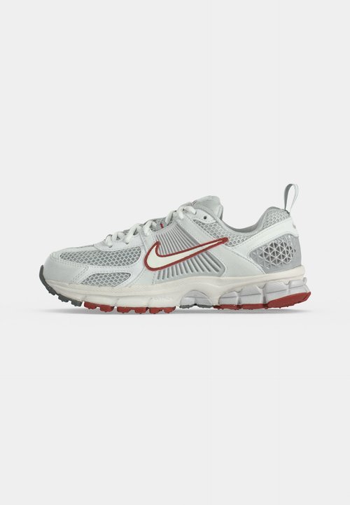 Nike VOMERO 5 UNISEX - Trainers - photon dust/summit white/grey fog/dune red/smoke grey — photo 2