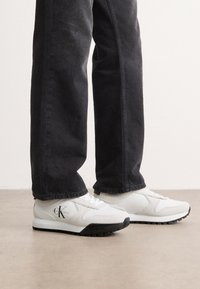 Non sélectionné, white