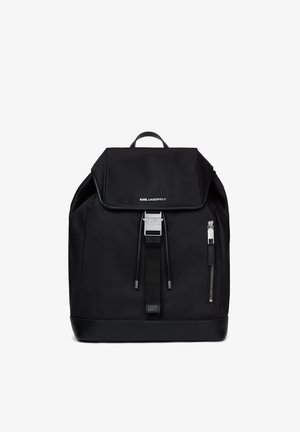 Zaino nero con chiusura a patta, fibbia centrale, tasca laterale con zip e logo "KARL LAGERFELD" sulla patta frontale.