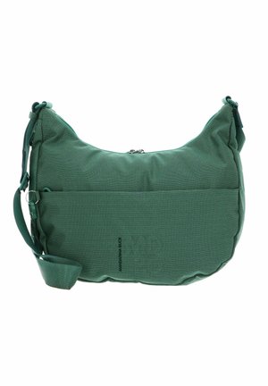 Sac d'épaule en tissu vert avec fermeture éclair sur le dessus. Forme arrondie, texture douce et une poche avant. Dispose d'une sangle réglable et d'un branding discret.