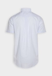 Chemise à manches courtes en vichy bleu clair et blanc. Col button-down, pli au dos et bouton unique au dos. Matériau en coton.