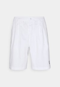 Short blanc mi-long jusqu'aux genoux avec ceinture élastique, fermeture à boutons sur le devant et plis sur les côtés, présenté sur un fond uni.