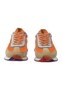 Baskets de sport avec une tige en nylon orange vif et en daim, des accents gris et des semelles en caoutchouc multicolores texturées. Lacets plats avec motif.