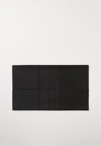 Pochette noire zippée en tissu lisse, avec un motif en relief subtil et un détail de logo au centre pour une texture supplémentaire.