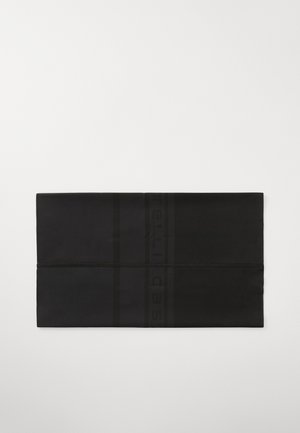 Pungă neagră cu fermoar, confecționată dintr-un material neted, având un pattern embosat subtil și detalii cu logo în partea centrală pentru un plus de textură.