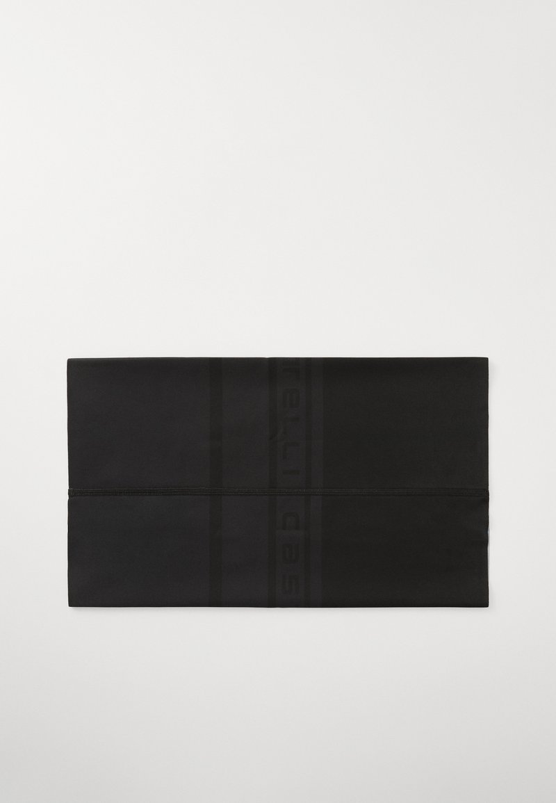 Pochette noire zippée en tissu lisse, avec un motif en relief subtil et un détail de logo au centre pour une texture supplémentaire.