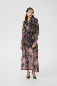 Blomstrete maxikjole med lange ermer, med svart bakgrunn og flerfargede blomstermønstre; semi-transparent materiale, tettsittende midje.