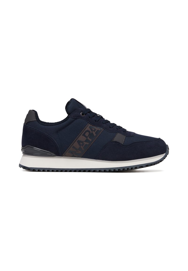 Sneaker sportivo blu navy con tomaia in suede e tessuto, intersuola bianca, suola in gomma texturizzata e logo "NAPA" in colore a contrasto.