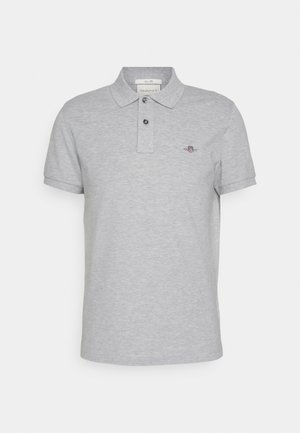 Camiseta polo de algodón gris con un cuello clásico y una tapeta de tres botones, con un pequeño logo bordado en el lado izquierdo del pecho.